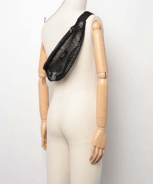 1PIU1UGUALE3  RELAX （ウノピゥウノウグァーレトレ リラックス）の「1PIU1UGUALE3 RELAX(ウノピゥウノウグァーレトレ リラックス)メッシュボディバッグ（ボディバッグ/ウエストポーチ・メンズ・ホワイト系その他/ブラック・ONESIZE）」の10枚目の写真