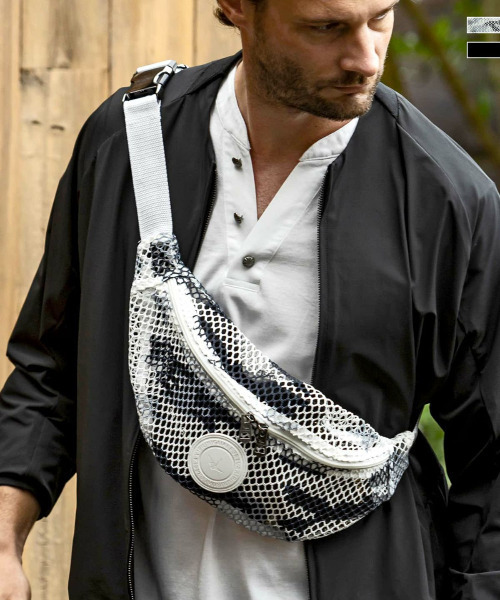 1PIU1UGUALE3  RELAX （ウノピゥウノウグァーレトレ リラックス）の「1PIU1UGUALE3 RELAX(ウノピゥウノウグァーレトレ リラックス)メッシュボディバッグ（ボディバッグ/ウエストポーチ・メンズ・ホワイト系その他/ブラック・ONESIZE）」の2枚目の写真