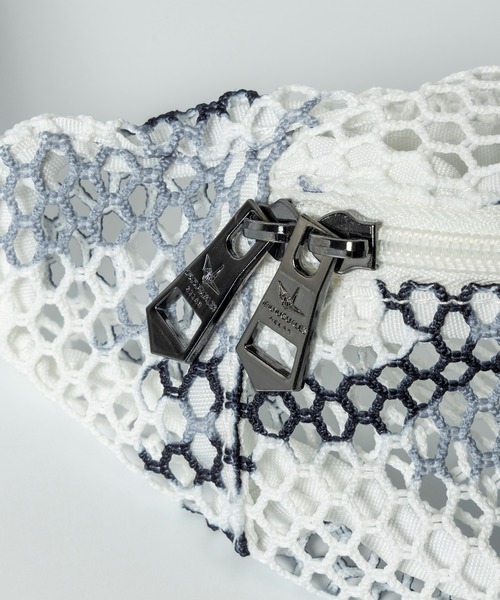 1PIU1UGUALE3  RELAX （ウノピゥウノウグァーレトレ リラックス）の「1PIU1UGUALE3 RELAX(ウノピゥウノウグァーレトレ リラックス)メッシュボディバッグ（ボディバッグ/ウエストポーチ・メンズ・ホワイト系その他/ブラック・ONESIZE）」の3枚目の写真