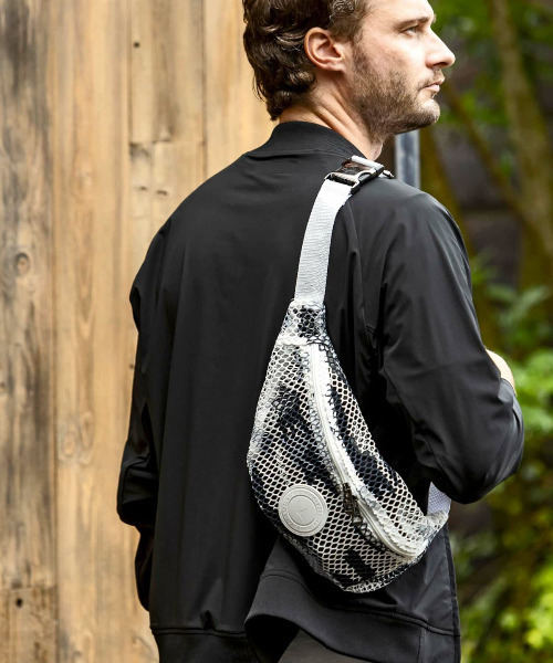 1PIU1UGUALE3  RELAX （ウノピゥウノウグァーレトレ リラックス）の「1PIU1UGUALE3 RELAX(ウノピゥウノウグァーレトレ リラックス)メッシュボディバッグ（ボディバッグ/ウエストポーチ・メンズ・ホワイト系その他/ブラック・ONESIZE）」の14枚目の写真