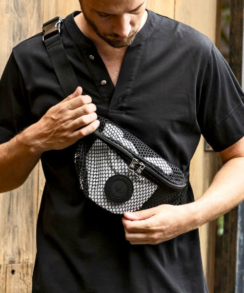 1PIU1UGUALE3  RELAX （ウノピゥウノウグァーレトレ リラックス）の「1PIU1UGUALE3 RELAX(ウノピゥウノウグァーレトレ リラックス)メッシュボディバッグ（ボディバッグ/ウエストポーチ・メンズ・ホワイト系その他/ブラック・ONESIZE）」の16枚目の写真