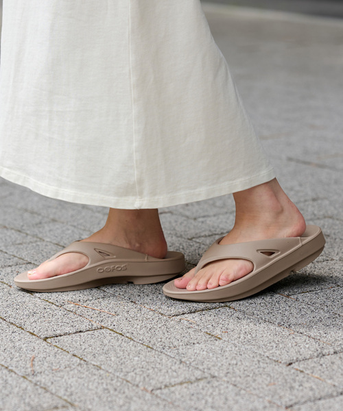 U by SPICK&SPAN(ユーバイスピックアンドスパン)の「【OOFOS(ウーフォス)】 O Original(サンダル・レディース・ブラック/タン・23cm/25cm/24cm)」の6枚目の写真
