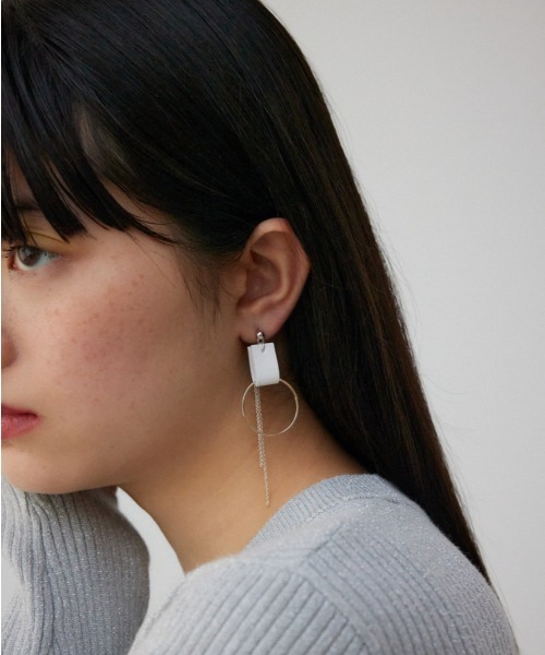 AZUL by moussy(アズールバイマウジー)の「フェイクレザーバイカラーアシンメトリーピアス(ピアス(両耳用)・レディース・ホワイト/アイボリー/シルバー・FREE)」の1枚目の写真