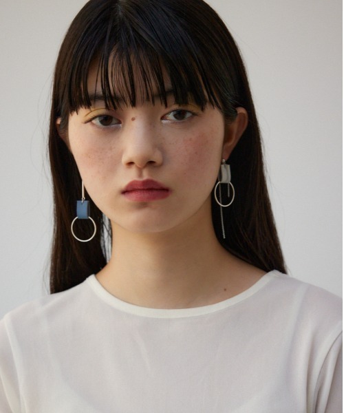 AZUL by moussy(アズールバイマウジー)の「フェイクレザーバイカラーアシンメトリーピアス(ピアス(両耳用)・レディース・ホワイト/アイボリー/シルバー・FREE)」の3枚目の写真