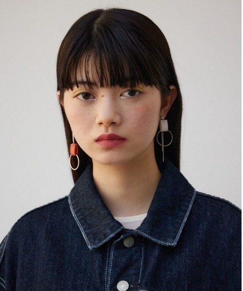 AZUL by moussy(アズールバイマウジー)の「フェイクレザーバイカラーアシンメトリーピアス(ピアス(両耳用)・レディース・ホワイト/アイボリー/シルバー・FREE)」の2枚目の写真