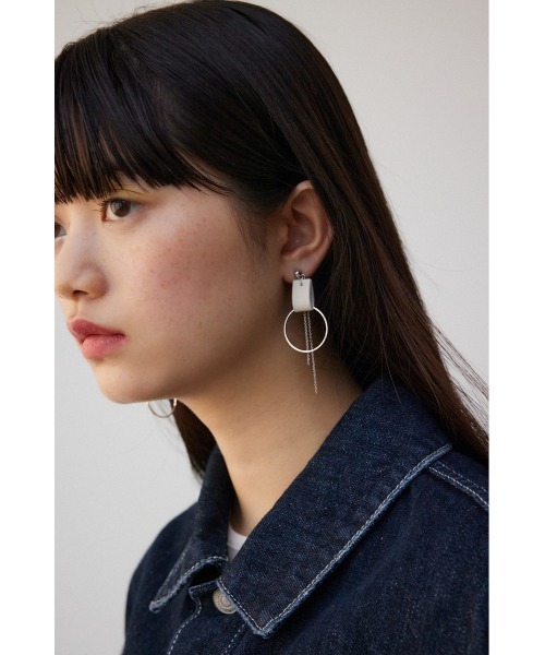 AZUL by moussy(アズールバイマウジー)の「フェイクレザーバイカラーアシンメトリーピアス(ピアス(両耳用)・レディース・ホワイト/アイボリー/シルバー・FREE)」の10枚目の写真