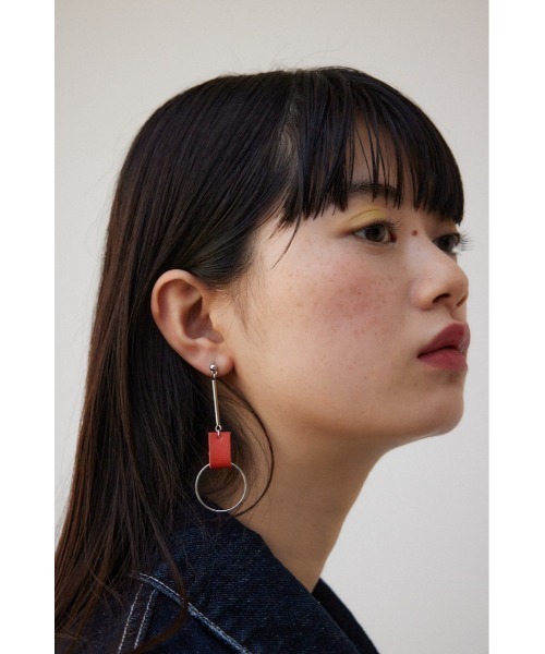 AZUL by moussy(アズールバイマウジー)の「フェイクレザーバイカラーアシンメトリーピアス(ピアス(両耳用)・レディース・ホワイト/アイボリー/シルバー・FREE)」の11枚目の写真