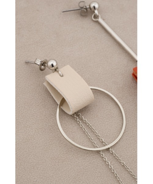 AZUL by moussy(アズールバイマウジー)の「フェイクレザーバイカラーアシンメトリーピアス(ピアス(両耳用)・レディース・ホワイト/アイボリー/シルバー・FREE)」の14枚目の写真