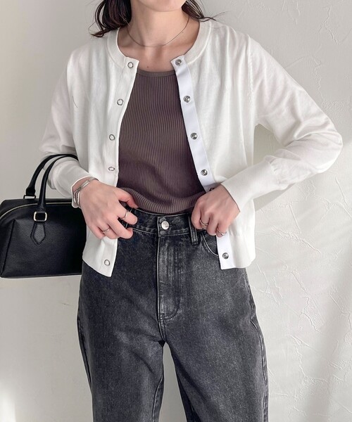 fredy emue（フレディエミュ）の「COTTON100 BASIC カーディガン（カーディガン/ボレロ・レディース・チャコールグレー/オフホワイト/ブルー・38）」の9枚目の写真