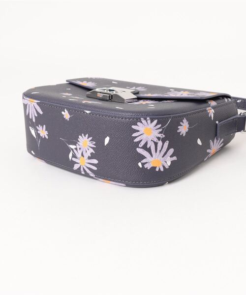 BENETTON (UNITED COLORS OF BENETTON)（ベネトンユナイテッドカラーズオブベネトン）の「メタルロゴ花柄総柄フェイクレザースモールショルダーバッグ（ショルダーバッグ・レディース・ネイビー/ラベンダー・FREE）」の4枚目の写真