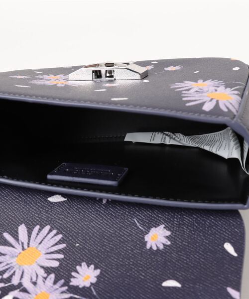 BENETTON (UNITED COLORS OF BENETTON)（ベネトンユナイテッドカラーズオブベネトン）の「メタルロゴ花柄総柄フェイクレザースモールショルダーバッグ（ショルダーバッグ・レディース・ネイビー/ラベンダー・FREE）」の5枚目の写真