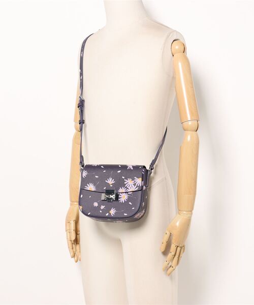 BENETTON (UNITED COLORS OF BENETTON)（ベネトンユナイテッドカラーズオブベネトン）の「メタルロゴ花柄総柄フェイクレザースモールショルダーバッグ（ショルダーバッグ・レディース・ネイビー/ラベンダー・FREE）」の6枚目の写真