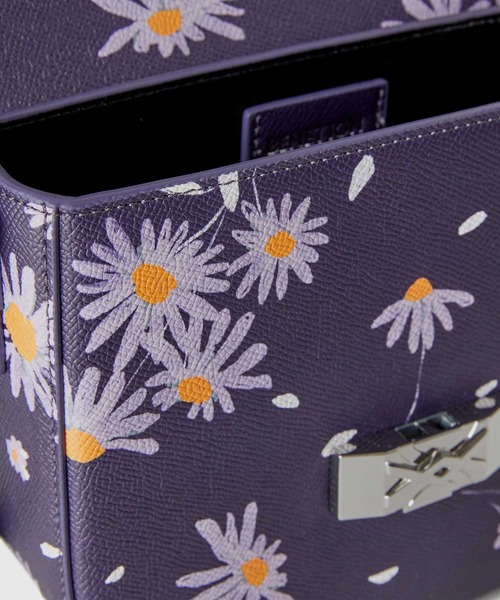 BENETTON (UNITED COLORS OF BENETTON)（ベネトンユナイテッドカラーズオブベネトン）の「メタルロゴ花柄総柄フェイクレザースモールショルダーバッグ（ショルダーバッグ・レディース・ネイビー/ラベンダー・FREE）」の8枚目の写真