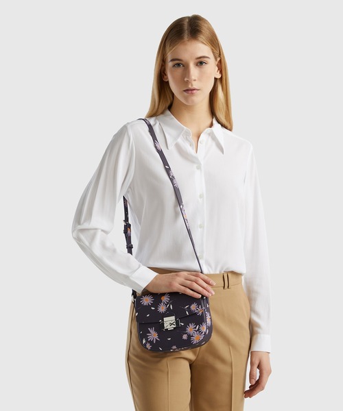 BENETTON (UNITED COLORS OF BENETTON)（ベネトンユナイテッドカラーズオブベネトン）の「メタルロゴ花柄総柄フェイクレザースモールショルダーバッグ（ショルダーバッグ・レディース・ネイビー/ラベンダー・FREE）」の10枚目の写真