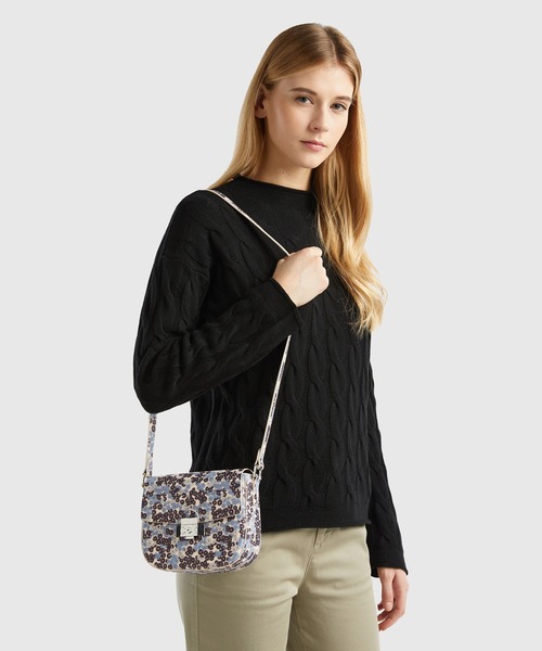 BENETTON (UNITED COLORS OF BENETTON)（ベネトンユナイテッドカラーズオブベネトン）の「メタルロゴ花柄総柄フェイクレザースモールショルダーバッグ（ショルダーバッグ・レディース・ネイビー/ラベンダー・FREE）」の15枚目の写真