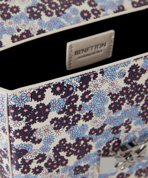 BENETTON (UNITED COLORS OF BENETTON)（ベネトンユナイテッドカラーズオブベネトン）の「メタルロゴ花柄総柄フェイクレザースモールショルダーバッグ（ショルダーバッグ・レディース・ネイビー/ラベンダー・FREE）」の13枚目の写真