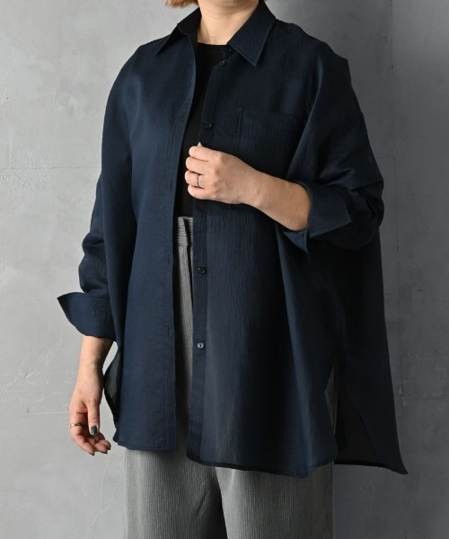 STYLE DELI(スタイルデリ)の「【BLK001】ラメ&ストライプシアーシャツ(シャツ/ブラウス・レディース・グレー/オフホワイト/ベージュ/ネイビー・FREE)」の4枚目の写真