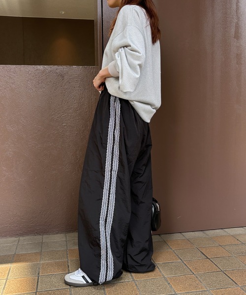 ISOOK(アイスー)の「【ZOZOTOWN限定】サイドレースパラシュートパンツ / サイドラインパンツ ナイロンパンツ カーゴパンツ レースパンツ(カーゴパンツ・レディース・ブラック/ライトグレー・FREE)」の4枚目の写真
