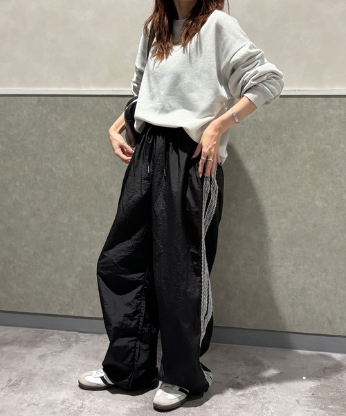 ISOOK(アイスー)の「【ZOZOTOWN限定】サイドレースパラシュートパンツ / サイドラインパンツ ナイロンパンツ カーゴパンツ レースパンツ(カーゴパンツ・レディース・ブラック/ライトグレー・FREE)」の12枚目の写真