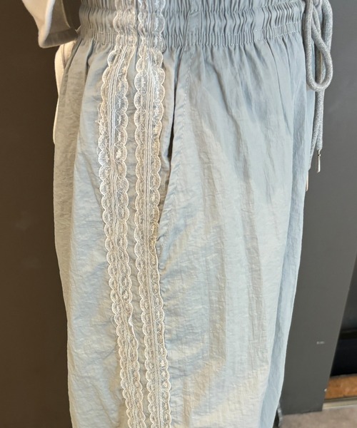 ISOOK(アイスー)の「【ZOZOTOWN限定】サイドレースパラシュートパンツ / サイドラインパンツ ナイロンパンツ カーゴパンツ レースパンツ(カーゴパンツ・レディース・ブラック/ライトグレー・FREE)」の10枚目の写真