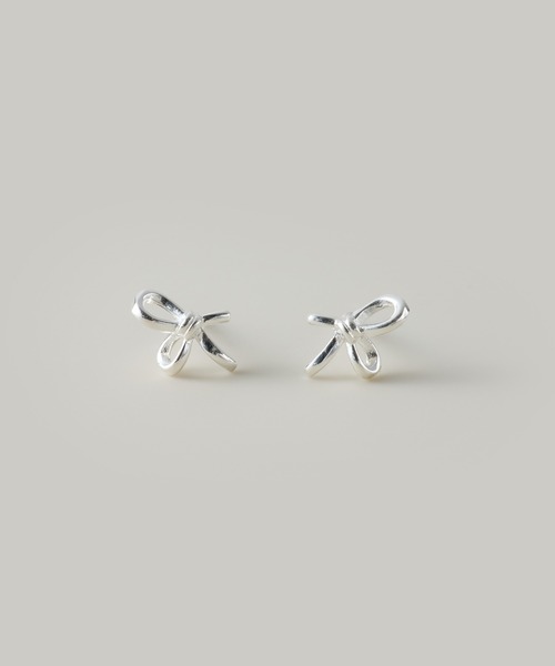 Jolie Toujours(ジョリトゥジュール)の「【金属アレルギー軽減】〈silver925〉ニュアンスリボンピアス(ピアス(両耳用)・レディース・シルバー・FREE)」の1枚目の写真