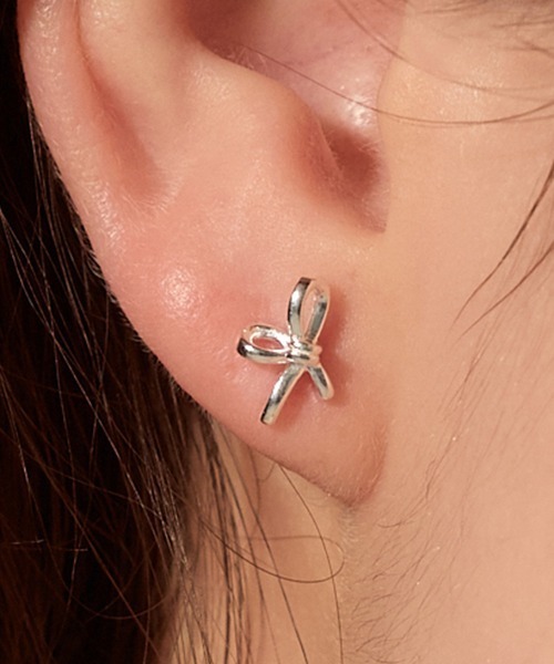 Jolie Toujours(ジョリトゥジュール)の「【金属アレルギー軽減】〈silver925〉ニュアンスリボンピアス(ピアス(両耳用)・レディース・シルバー・FREE)」の3枚目の写真