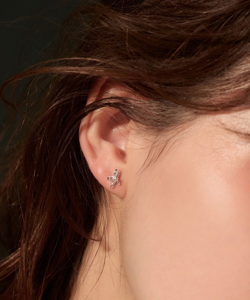 Jolie Toujours(ジョリトゥジュール)の「【金属アレルギー軽減】〈silver925〉ニュアンスリボンピアス(ピアス(両耳用)・レディース・シルバー・FREE)」の4枚目の写真