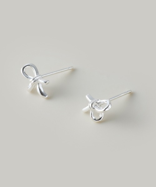 Jolie Toujours(ジョリトゥジュール)の「【金属アレルギー軽減】〈silver925〉ニュアンスリボンピアス(ピアス(両耳用)・レディース・シルバー・FREE)」の2枚目の写真