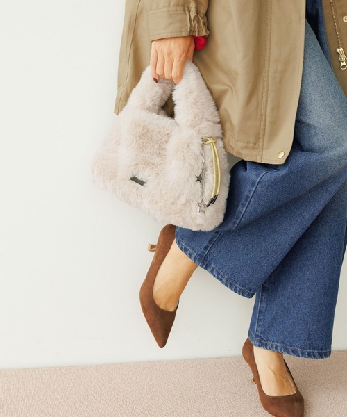 BAYFLOW（ベイフロー）の「[500mlのペットボトルも入る]チャーム付きファーショルダーバッグ（ショルダーバッグ・レディース・オフホワイト/グレー/グリーン・FREE）」の2枚目の写真