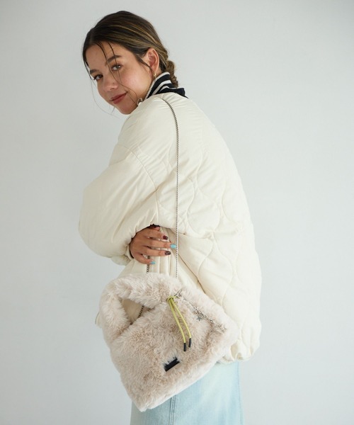 BAYFLOW（ベイフロー）の「[500mlのペットボトルも入る]チャーム付きファーショルダーバッグ（ショルダーバッグ・レディース・オフホワイト/グレー/グリーン・FREE）」の4枚目の写真
