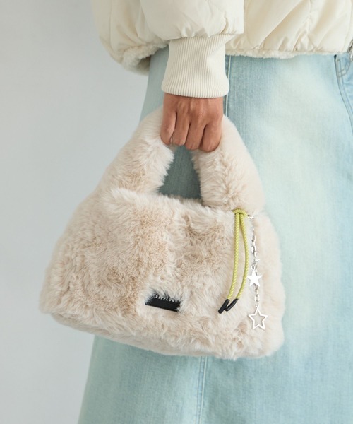 BAYFLOW（ベイフロー）の「[500mlのペットボトルも入る]チャーム付きファーショルダーバッグ（ショルダーバッグ・レディース・オフホワイト/グレー/グリーン・FREE）」の5枚目の写真