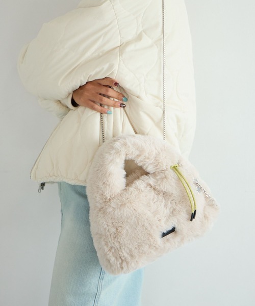 BAYFLOW（ベイフロー）の「[500mlのペットボトルも入る]チャーム付きファーショルダーバッグ（ショルダーバッグ・レディース・オフホワイト/グレー/グリーン・FREE）」の6枚目の写真