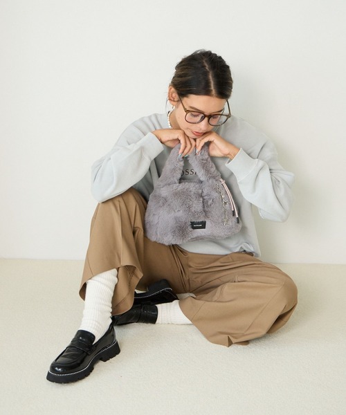 BAYFLOW（ベイフロー）の「[500mlのペットボトルも入る]チャーム付きファーショルダーバッグ（ショルダーバッグ・レディース・オフホワイト/グレー/グリーン・FREE）」の7枚目の写真