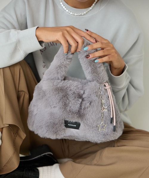 BAYFLOW（ベイフロー）の「[500mlのペットボトルも入る]チャーム付きファーショルダーバッグ（ショルダーバッグ・レディース・オフホワイト/グレー/グリーン・FREE）」の8枚目の写真