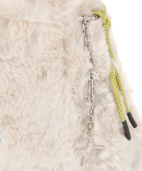 BAYFLOW（ベイフロー）の「[500mlのペットボトルも入る]チャーム付きファーショルダーバッグ（ショルダーバッグ・レディース・オフホワイト/グレー/グリーン・FREE）」の18枚目の写真