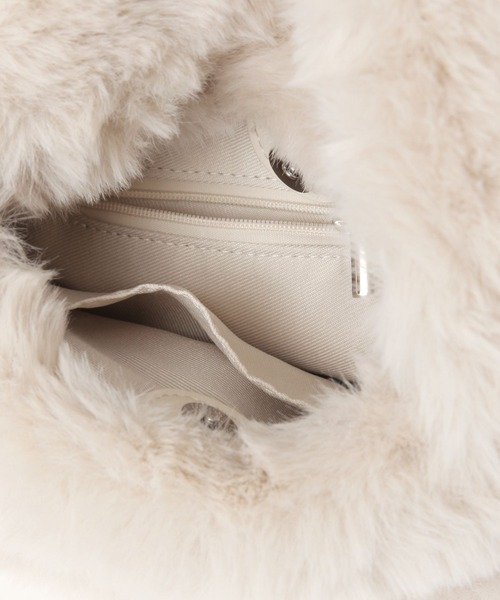 BAYFLOW（ベイフロー）の「[500mlのペットボトルも入る]チャーム付きファーショルダーバッグ（ショルダーバッグ・レディース・オフホワイト/グレー/グリーン・FREE）」の20枚目の写真