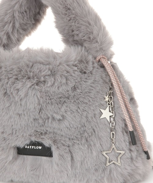 BAYFLOW（ベイフロー）の「[500mlのペットボトルも入る]チャーム付きファーショルダーバッグ（ショルダーバッグ・レディース・オフホワイト/グレー/グリーン・FREE）」の21枚目の写真