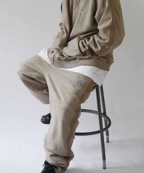 (What it isNt)ART BY MARKGONZALES(ワットイットイズント)の「【 (What it isNt)ART BY MARKGONZALES / (ワットイットイズント) アートバイ マークゴンザレス 】 カットスウェード トラック パンツ(その他パンツ・メンズ・ベージュ/ブラック・L/XL/M)」の2枚目の写真