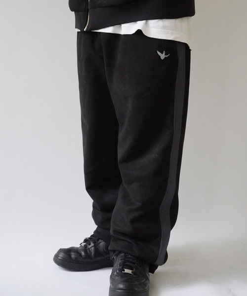 (What it isNt)ART BY MARKGONZALES(ワットイットイズント)の「【 (What it isNt)ART BY MARKGONZALES / (ワットイットイズント) アートバイ マークゴンザレス 】 カットスウェード トラック パンツ(その他パンツ・メンズ・ベージュ/ブラック・L/XL/M)」の1枚目の写真