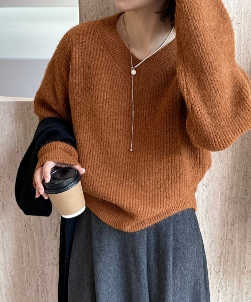 Alum'(アルム)の「Vネック畦編みリブニット(ニット/セーター・レディース・グレー/アイボリー/ダークグレー/ブラウン/テラコッタ・FREE)」の5枚目の写真