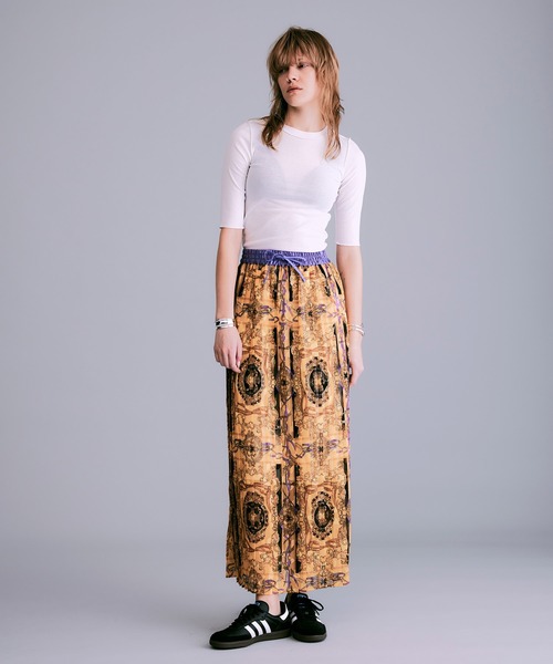 NOISE MAKER(ノイズメーカー)の「スカーフ柄プリーツロングスカート【MADE IN JAPAN】(スカート・レディース・ブラック/ブラウン/イエロー・36/38)」の3枚目の写真