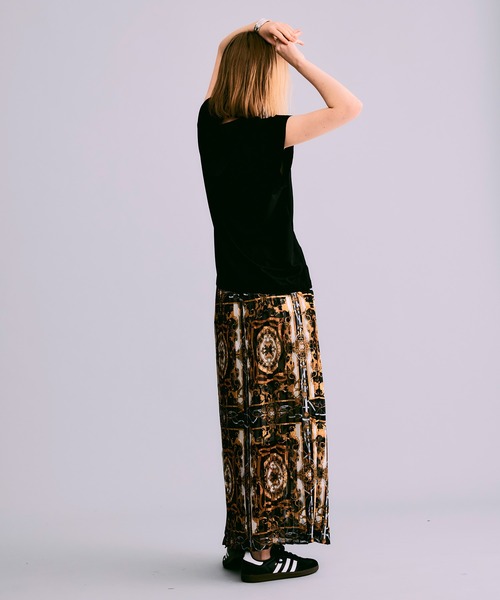 NOISE MAKER(ノイズメーカー)の「スカーフ柄プリーツロングスカート【MADE IN JAPAN】(スカート・レディース・ブラック/ブラウン/イエロー・36/38)」の6枚目の写真