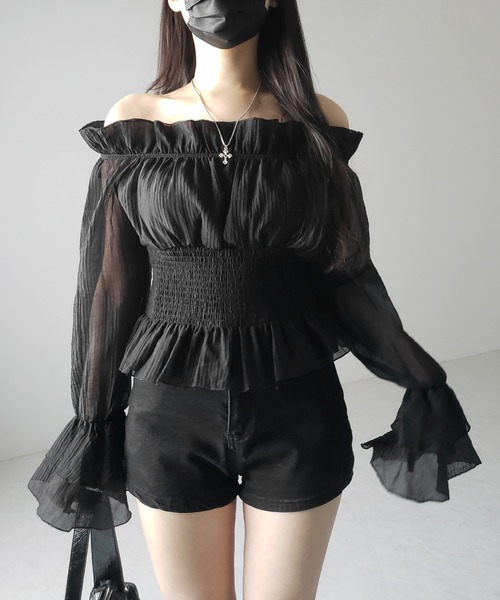 me+em select(ミームセレクト)の「※※【 2color / 2WAY 】ウエストシャーリングシアーフリルオフショルブラウス / waist shirring sheer frill off shoulder blouse(シャツ/ブラウス・レディース・ブラック/アイボリー・FREE)」の20枚目の写真