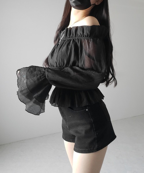 me+em select(ミームセレクト)の「※※【 2color / 2WAY 】ウエストシャーリングシアーフリルオフショルブラウス / waist shirring sheer frill off shoulder blouse(シャツ/ブラウス・レディース・ブラック/アイボリー・FREE)」の21枚目の写真