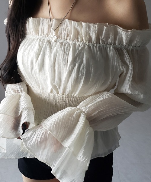 me+em select(ミームセレクト)の「※※【 2color / 2WAY 】ウエストシャーリングシアーフリルオフショルブラウス / waist shirring sheer frill off shoulder blouse(シャツ/ブラウス・レディース・ブラック/アイボリー・FREE)」の3枚目の写真