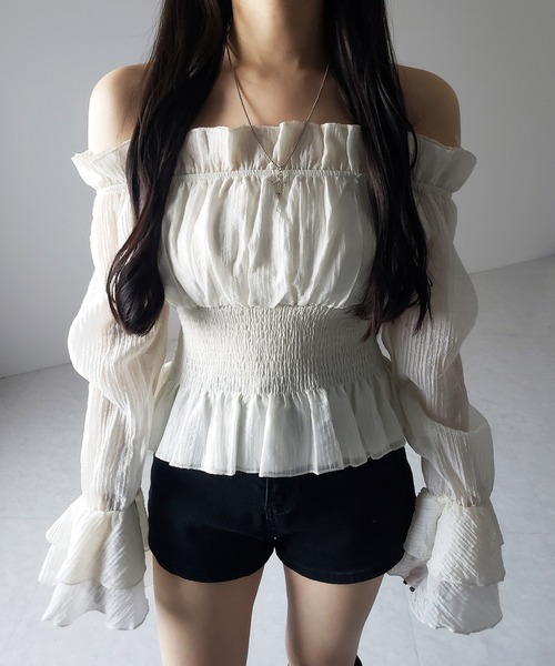 me+em select(ミームセレクト)の「※※【 2color / 2WAY 】ウエストシャーリングシアーフリルオフショルブラウス / waist shirring sheer frill off shoulder blouse(シャツ/ブラウス・レディース・ブラック/アイボリー・FREE)」の5枚目の写真