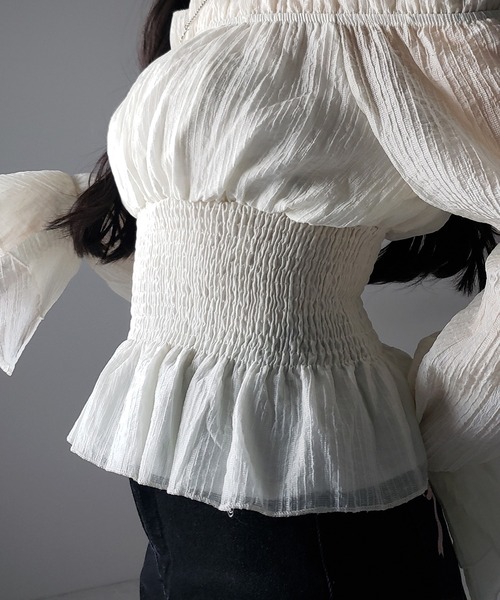 me+em select(ミームセレクト)の「※※【 2color / 2WAY 】ウエストシャーリングシアーフリルオフショルブラウス / waist shirring sheer frill off shoulder blouse(シャツ/ブラウス・レディース・ブラック/アイボリー・FREE)」の8枚目の写真