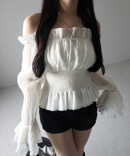 me+em select(ミームセレクト)の「※※【 2color / 2WAY 】ウエストシャーリングシアーフリルオフショルブラウス / waist shirring sheer frill off shoulder blouse(シャツ/ブラウス・レディース・ブラック/アイボリー・FREE)」の6枚目の写真