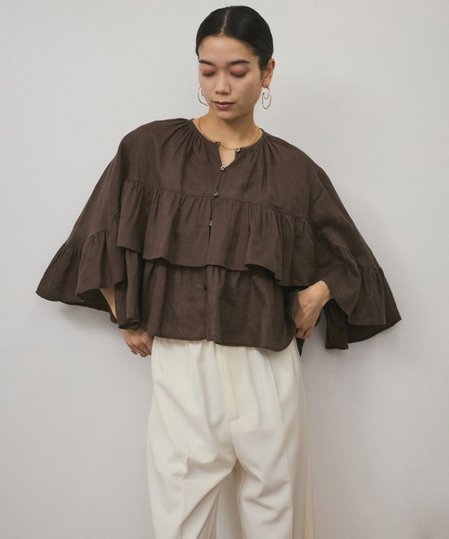 SALON adam et rope'（サロン アダム エ ロペ）の「【WEB限定】ヨーロピアンフラックスリネンフリルブラウス（シャツ/ブラウス・レディース・ブラウン/サックスブルー/オフホワイト/チャコールグレー・FREE）」の11枚目の写真