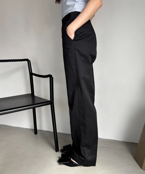 FUULLY STUDIO（フーリィーステューディオ）の「TCツイルストレートパンツ（チノパンツ・レディース・グレー/ブラック・SMALL/MEDIUM/LARGE）」の4枚目の写真